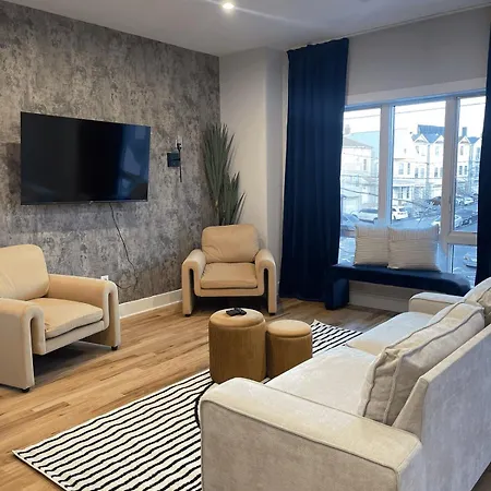 4Br 5Ba 3 Car Parking Bonus Rm And Back Yard Apartment